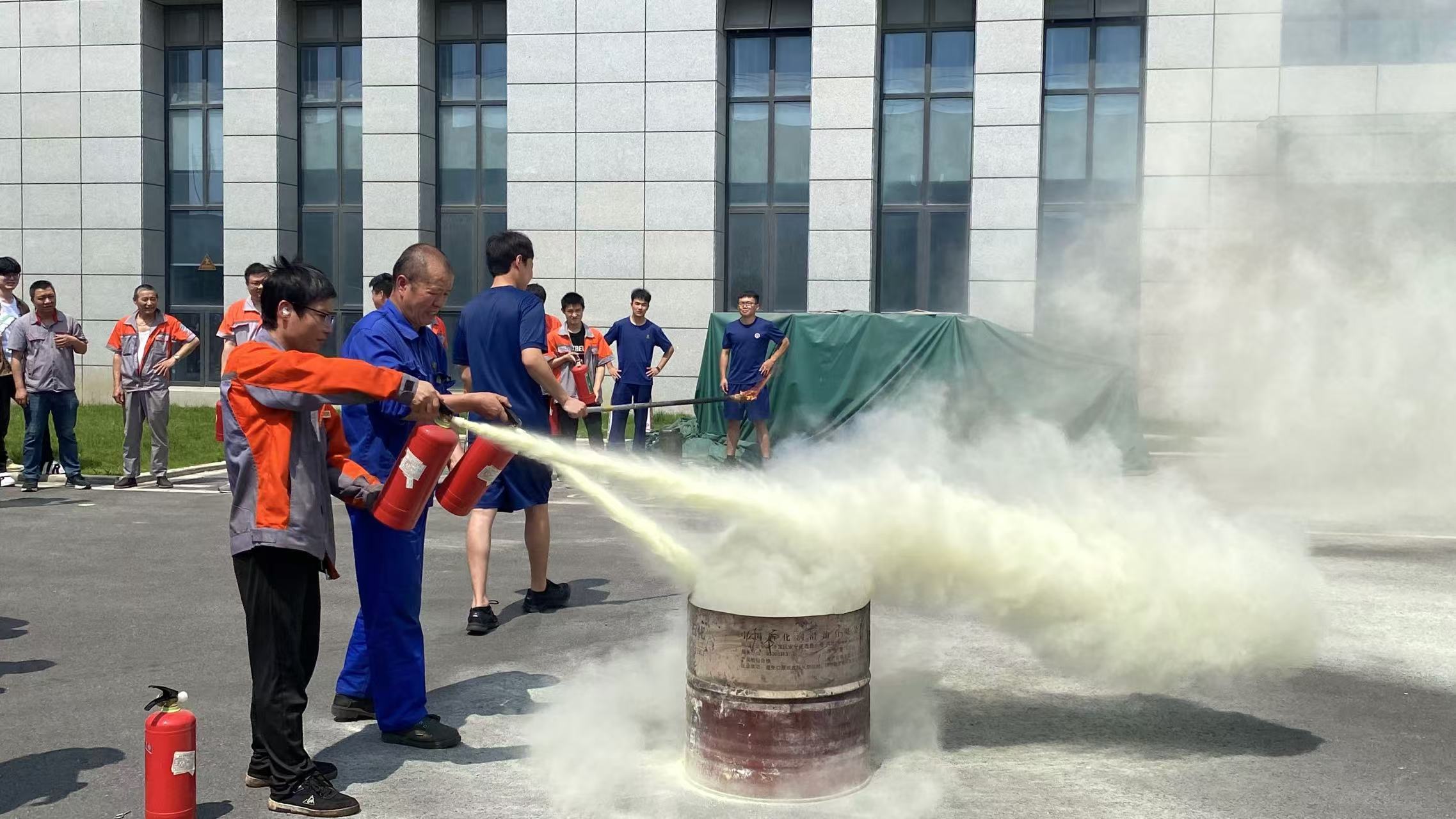 爭分奪秒，守護安全！新發(fā)現(xiàn)開展消防演習(xí)全力筑牢 “安全網(wǎng)”